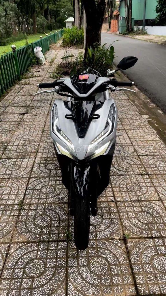 Фото 2: Honda Vario 150 2018 Серебристый