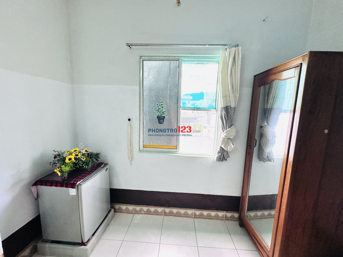 Фото 2: Комната DORM с индивидуальными шторами, рядом с морем и рынком Xóm Mới