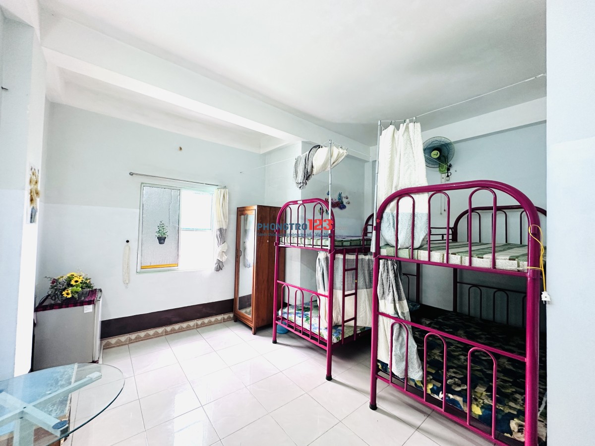 Фото 3: Комната DORM с индивидуальными шторами, рядом с морем и рынком Xóm Mới