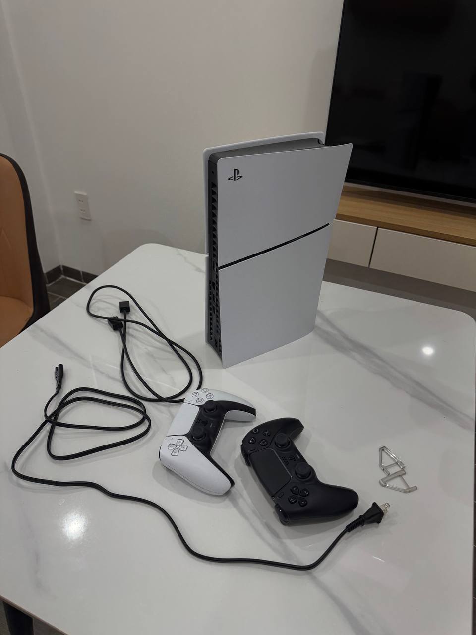 Продаётся PS5 Slim на 1 ТБ с двумя джойстиками