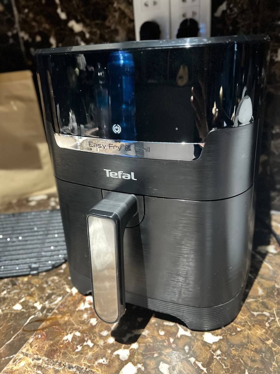 Фото 2: Продаётся аэрогриль Tefal EY505815 объёмом 4.2 литра.