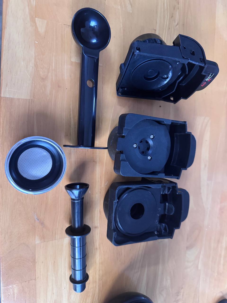 Фото 2: Продаётся кофеварка, поддерживающая капсулы обычные и Dolce Gusto, а также молотый кофе.