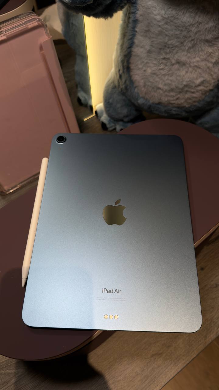 Фото 2: Продаётся iPad Air 5 64 ГБ в отличном состоянии, без царапин и ремонта.