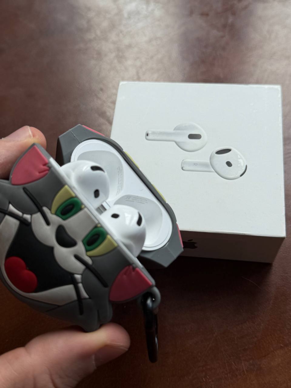 AirPods 4 в отличном состоянии, использовались пару месяцев