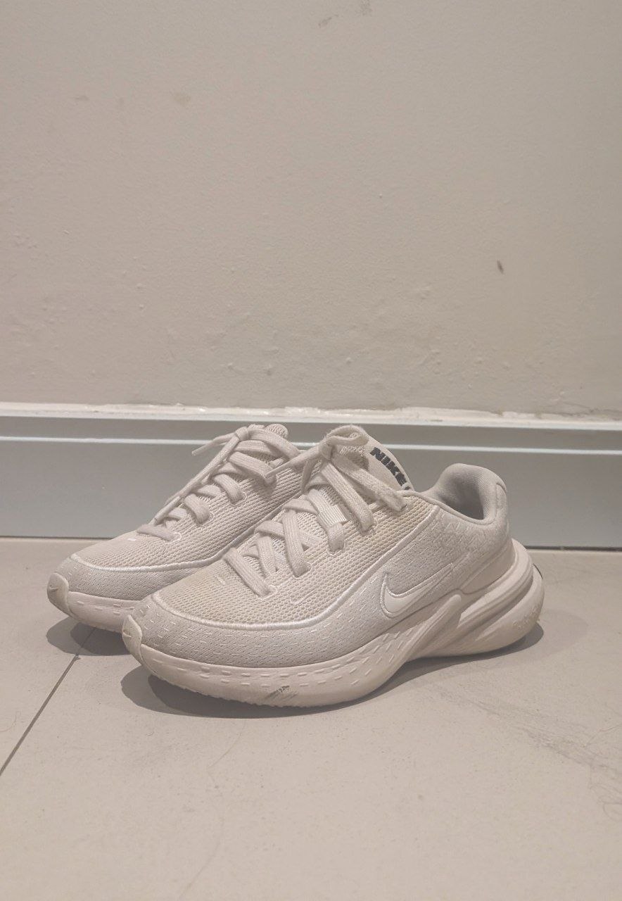 Продаются оригинальные кроссовки Nike в хорошем состоянии, размер 36.5 (23 см), куплены…