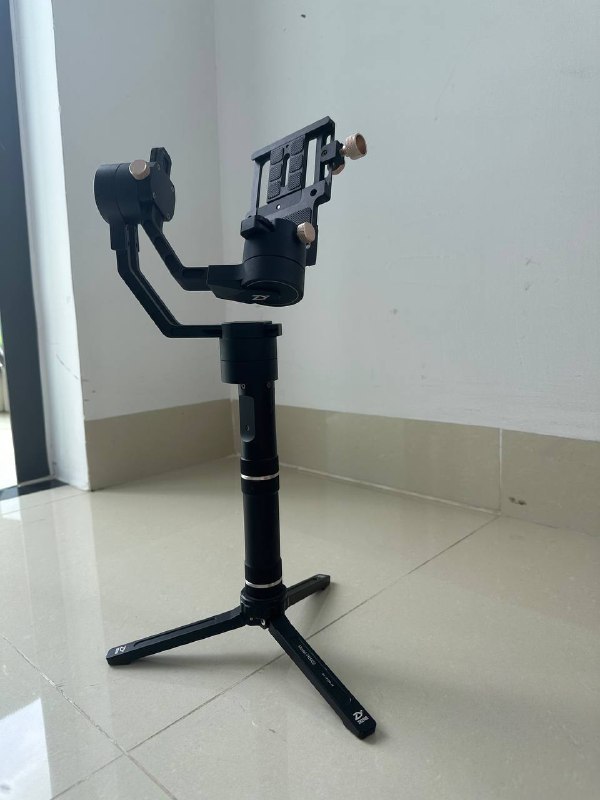 Продаётся стабилизатор Zhiyun Crane V2 для камеры