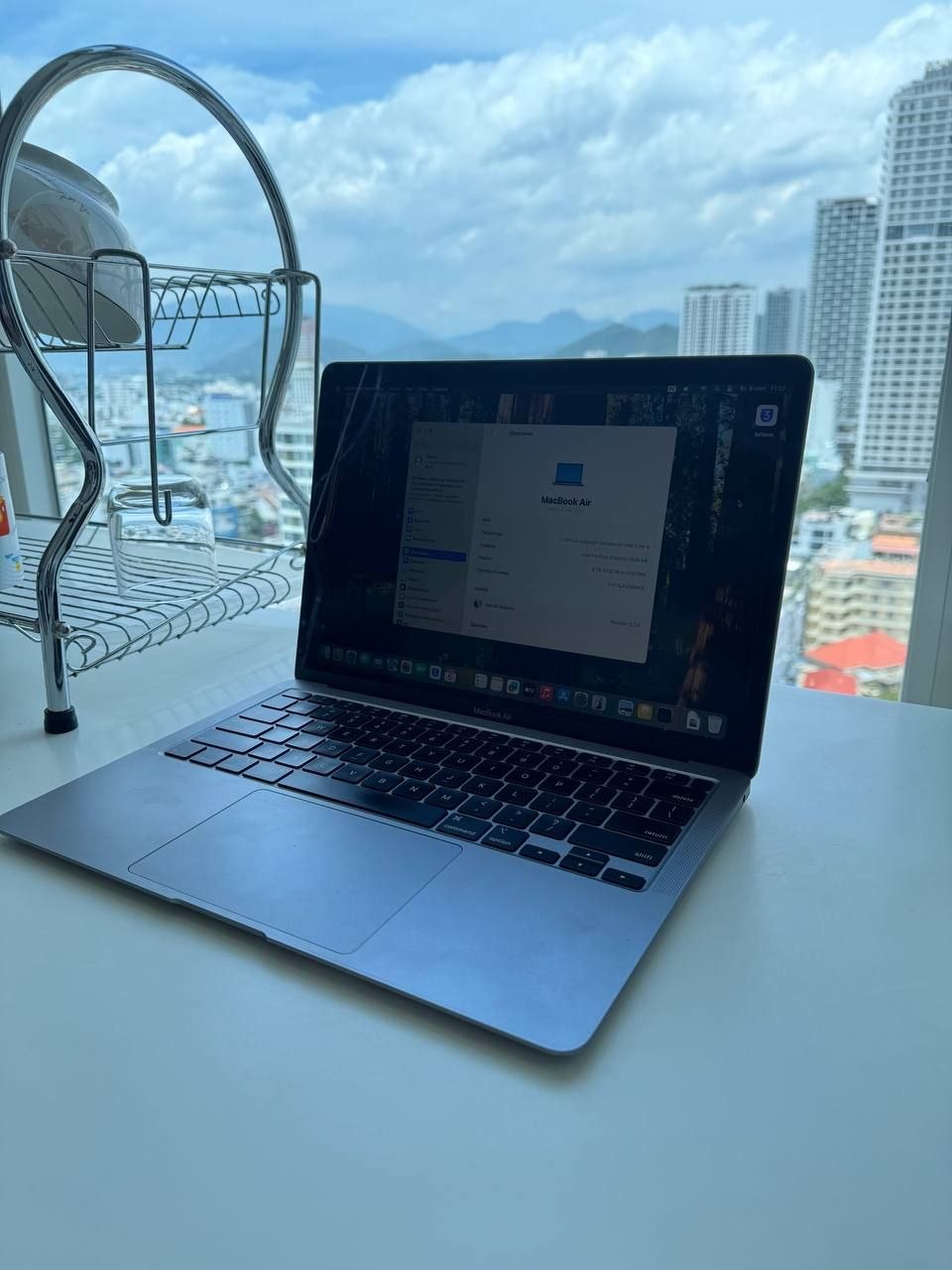 Продаётся MacBook 2020 года в отличном состоянии