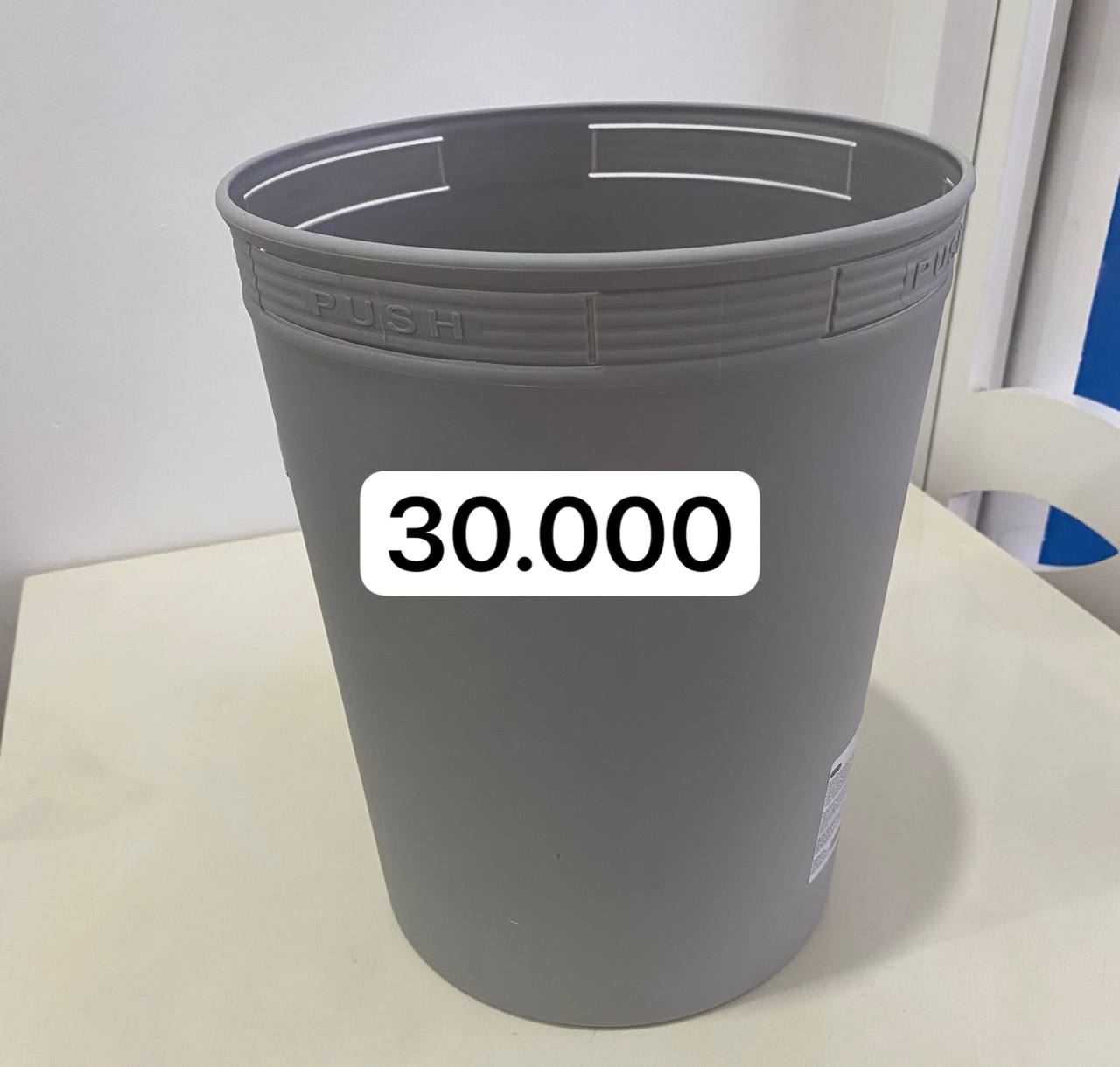 Фото 2: Продаются различные предметы: маленькая подушка 40x30 см, пластиковое…
