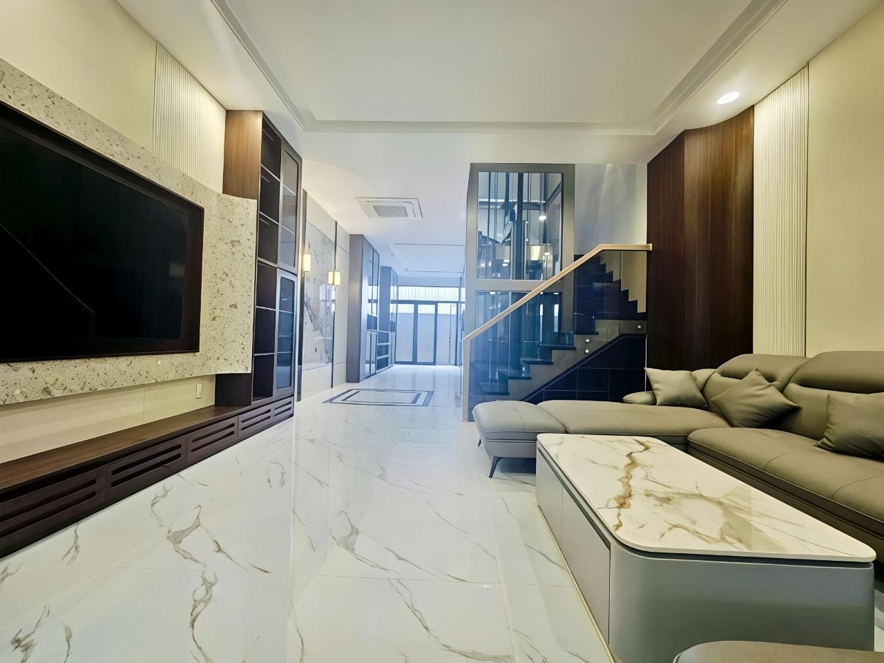 Дом в аренду в районе Ми Гиа, полезная площадь 270 м², 4 спальни, 4 ва