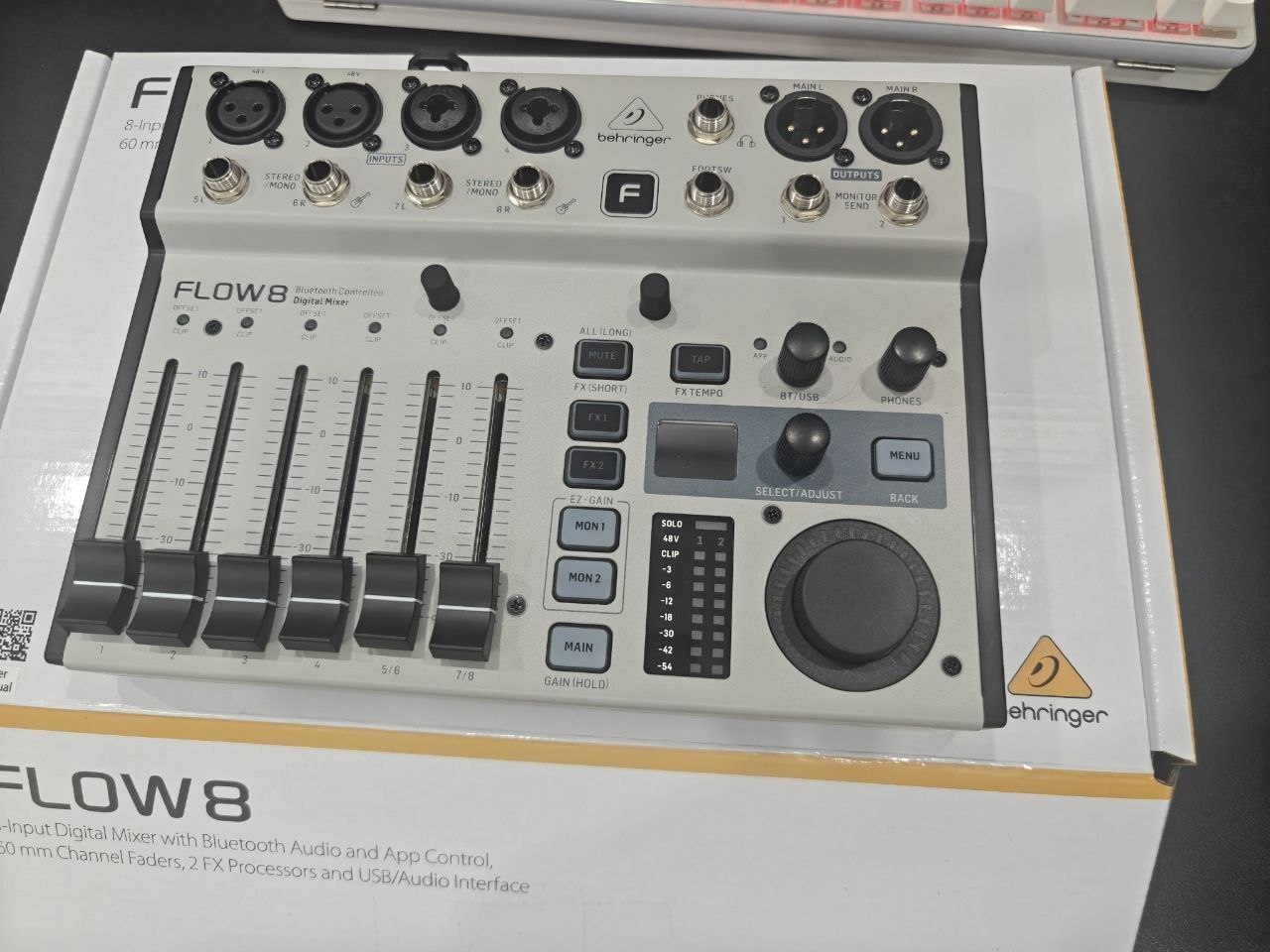 Продаётся многоканальный цифровой микшер Behringer Flow 8 с приложением для смартфона.