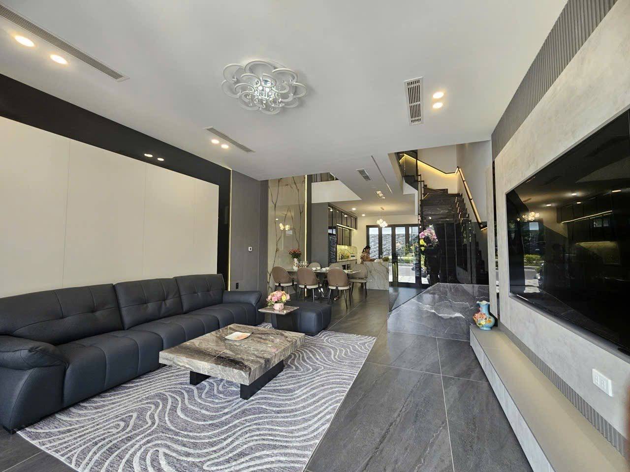 Дом в аренду в районе My Gia 8, полезная площадь 270 м², планировка вк