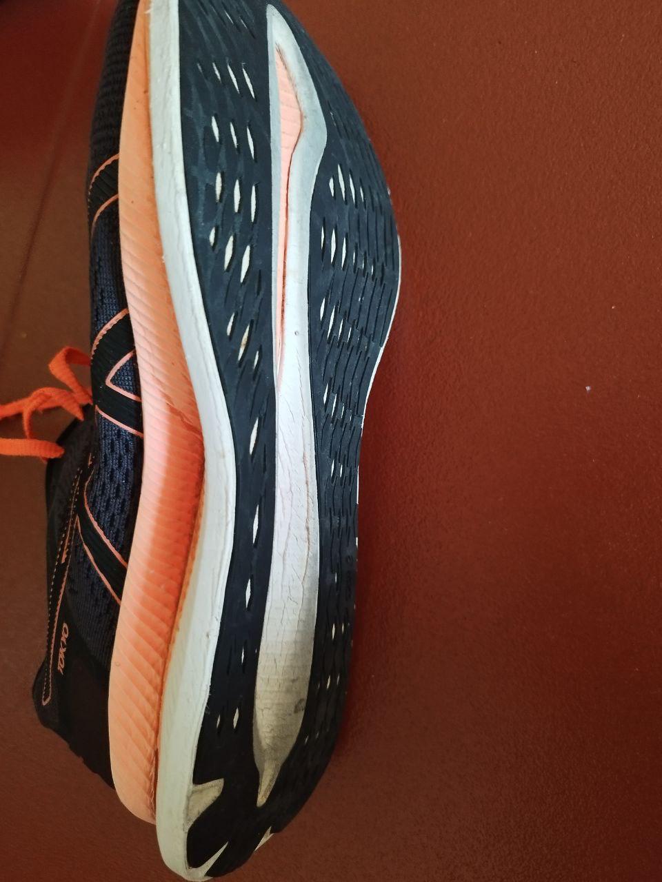 Фото 2: Продаются б/у кроссовки ASICS GlideRide Tokyo, размер US 9.5 / EU 43.5.