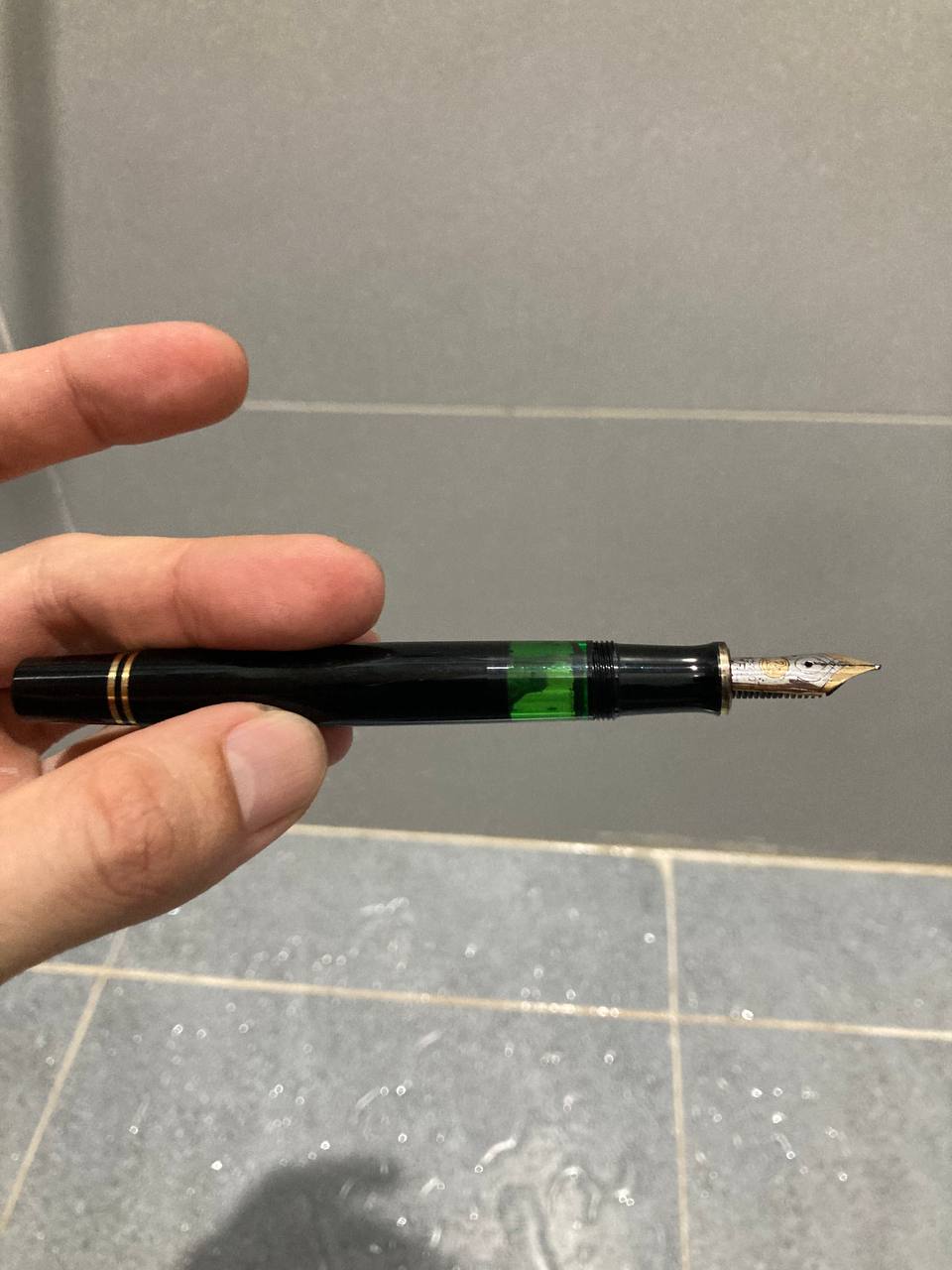 Продаётся ручка Pelikan Souverän M400 с двухцветным пером из золота 14K, поршневой…
