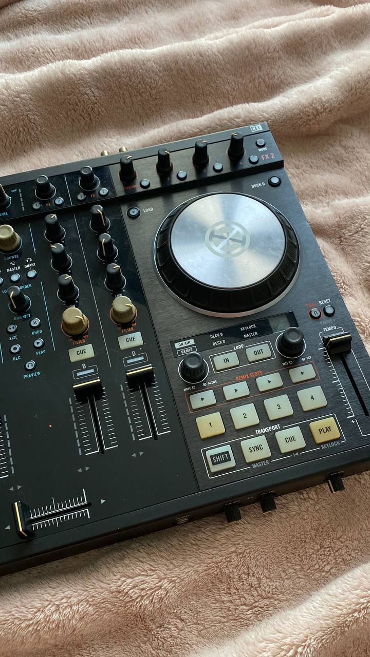 Фото 3: Продаётся DJ-контроллер Traktor S4 MK2 в идеальном состоянии, как новы