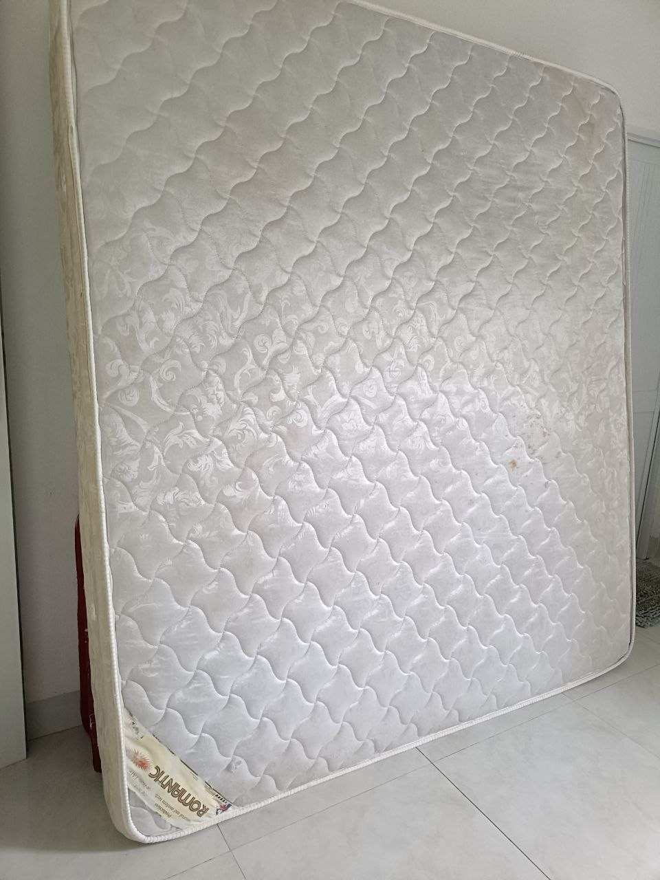 Продаётся пружинный матрас размером 180x200x20 см, жёсткий
