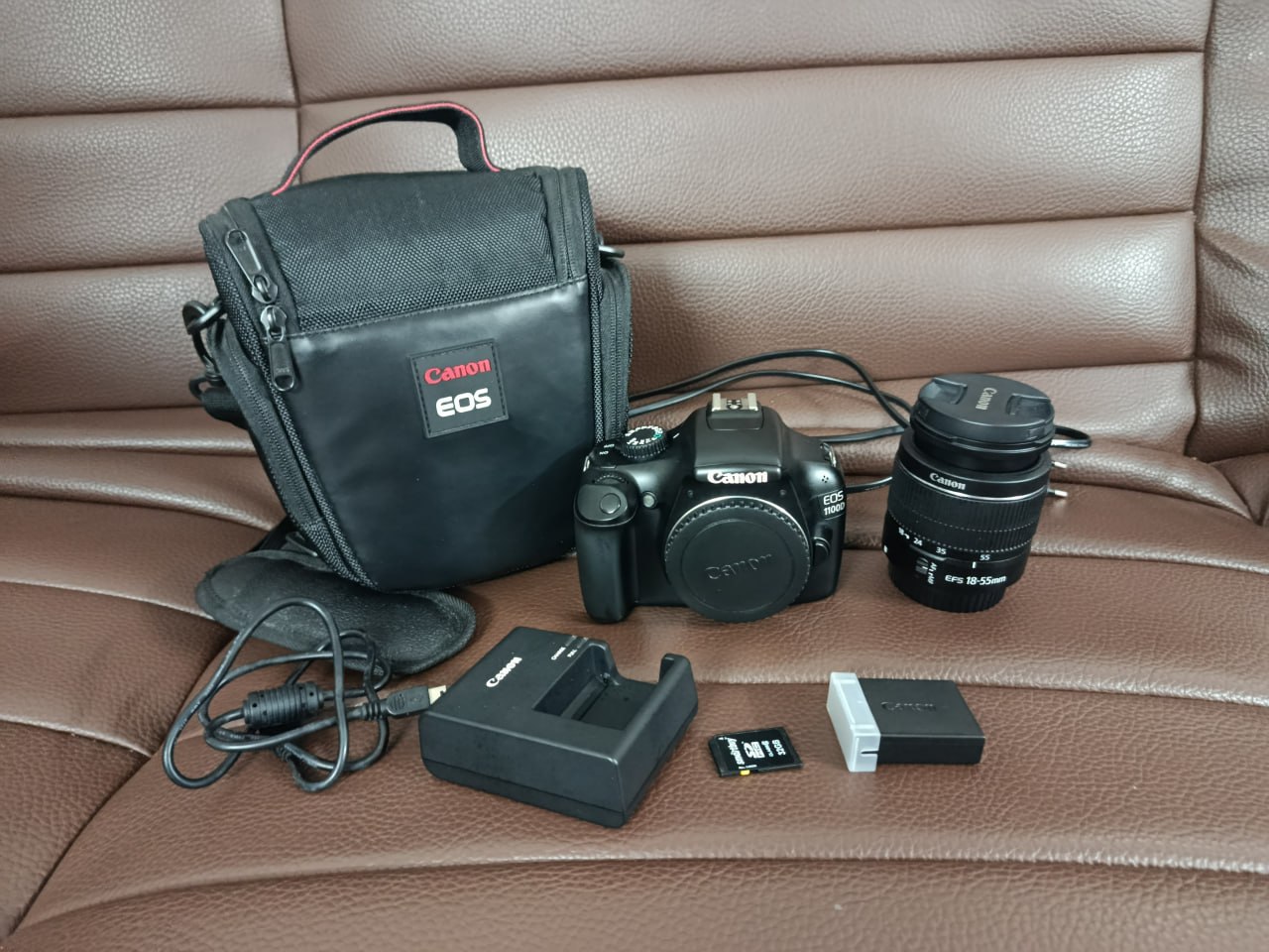 Продаётся зеркальная камера Canon EOS 1100D с объективом Canon EF-S 18-55mm IS.
