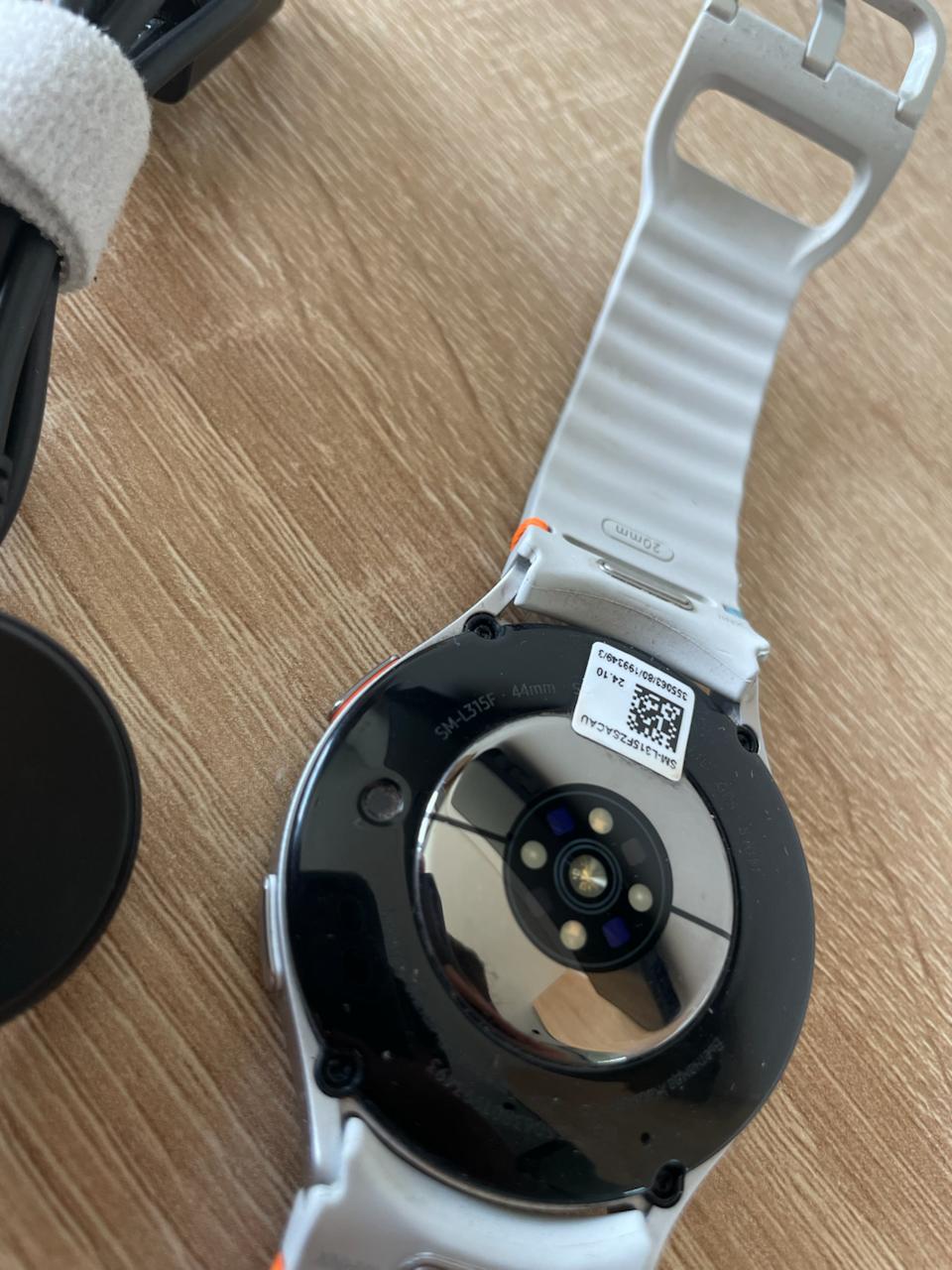 Фото 2: Продаются часы Samsung Galaxy Watch 7 44mm в хорошем состоянии, стекло