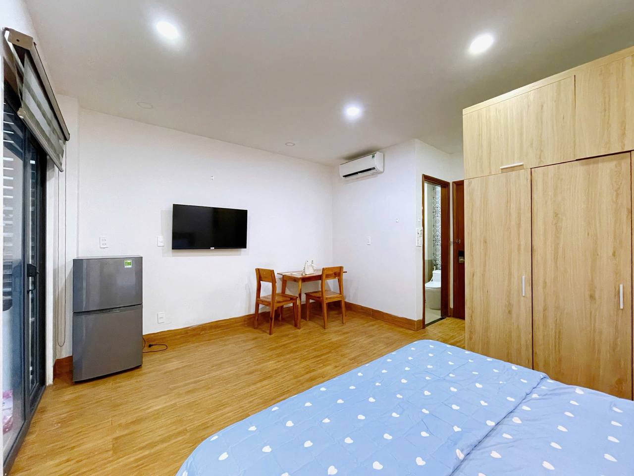 Фото 2: Сдаётся студия 30 м² в центре Нячанга, полностью меблирована, с балконом и парковкой.