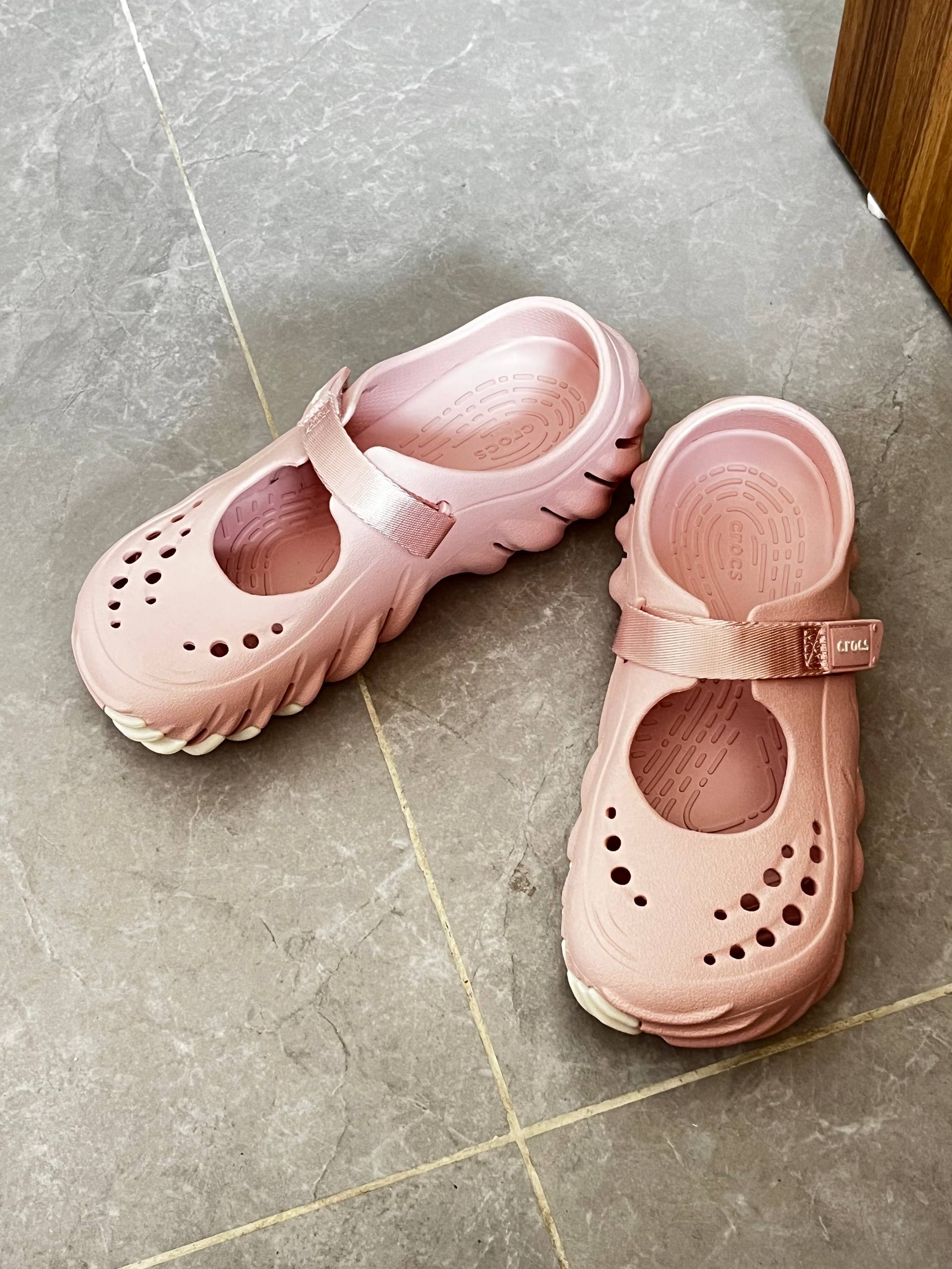 Продаются оригинальные кроссовки Crocs 38-39 размера, почти новые, надевались один раз…