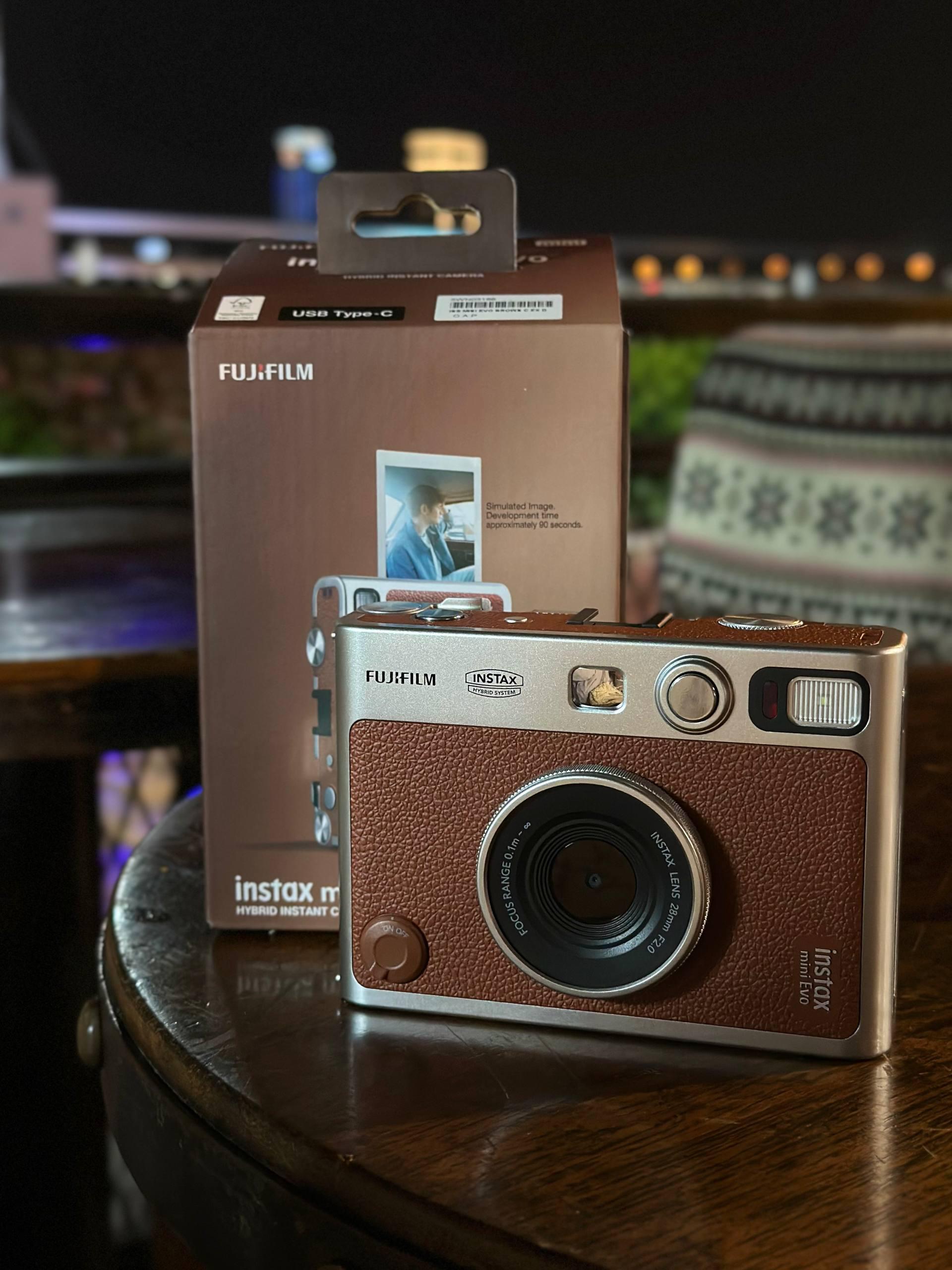 Продаётся камера Fujifilm Instax Mini Evo в коричневом цвете, в отличном состоянии.