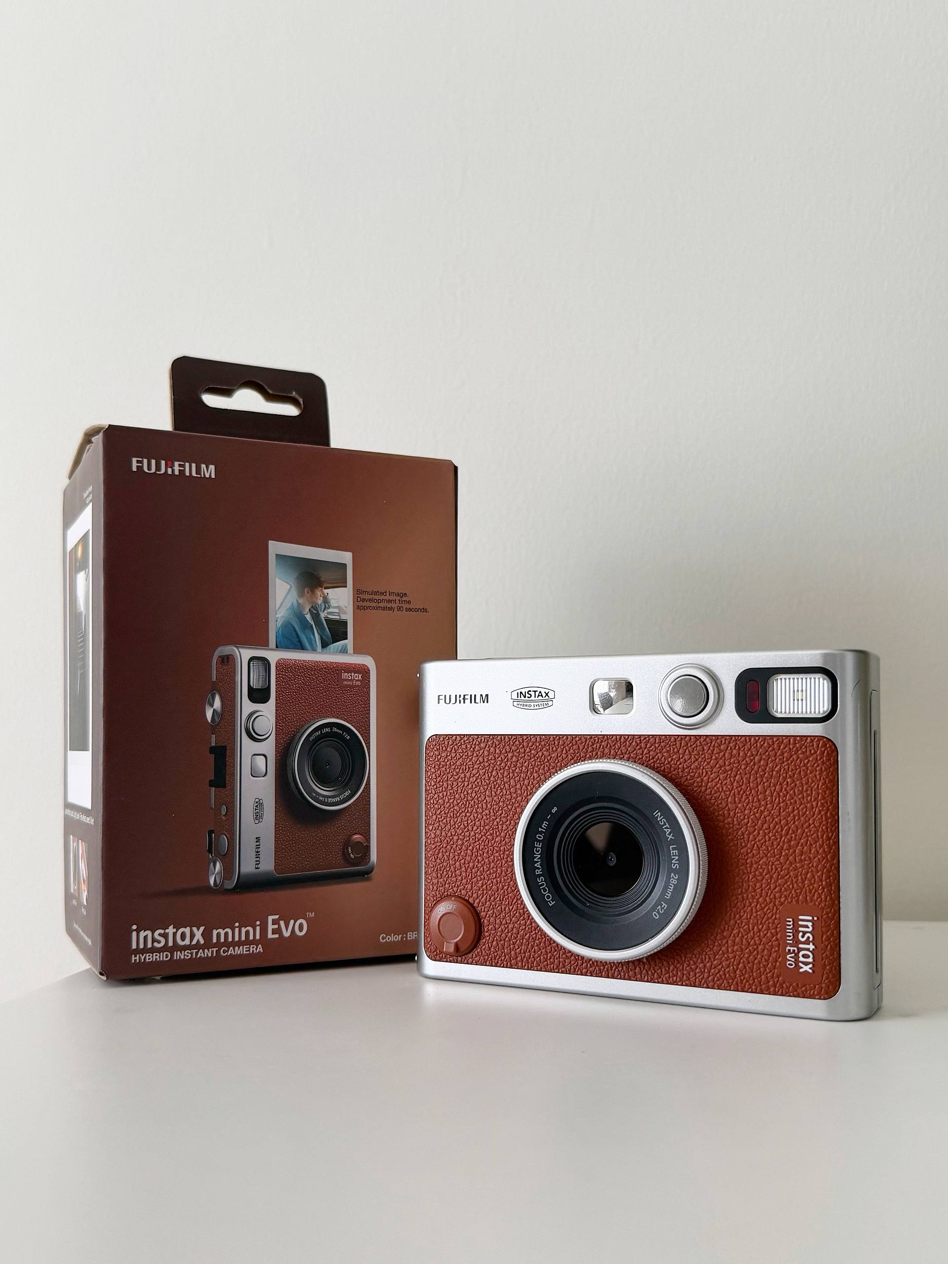 Фото 2: Продаётся камера Fujifilm Instax Mini Evo Brown в отличном состоянии