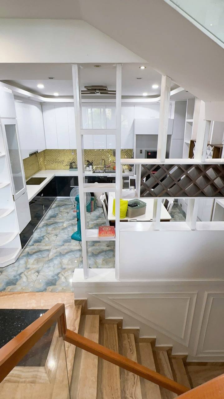 Фото 2: Трёхэтажный дом площадью 270 м² в западной части Нячанга, в 10 км от центра.