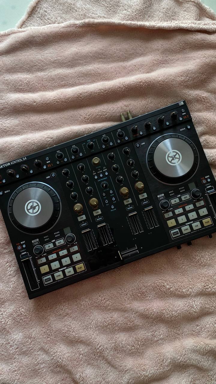 Продаётся DJ-контроллер Traktor S4 MK2 в идеальном состоянии, как новы