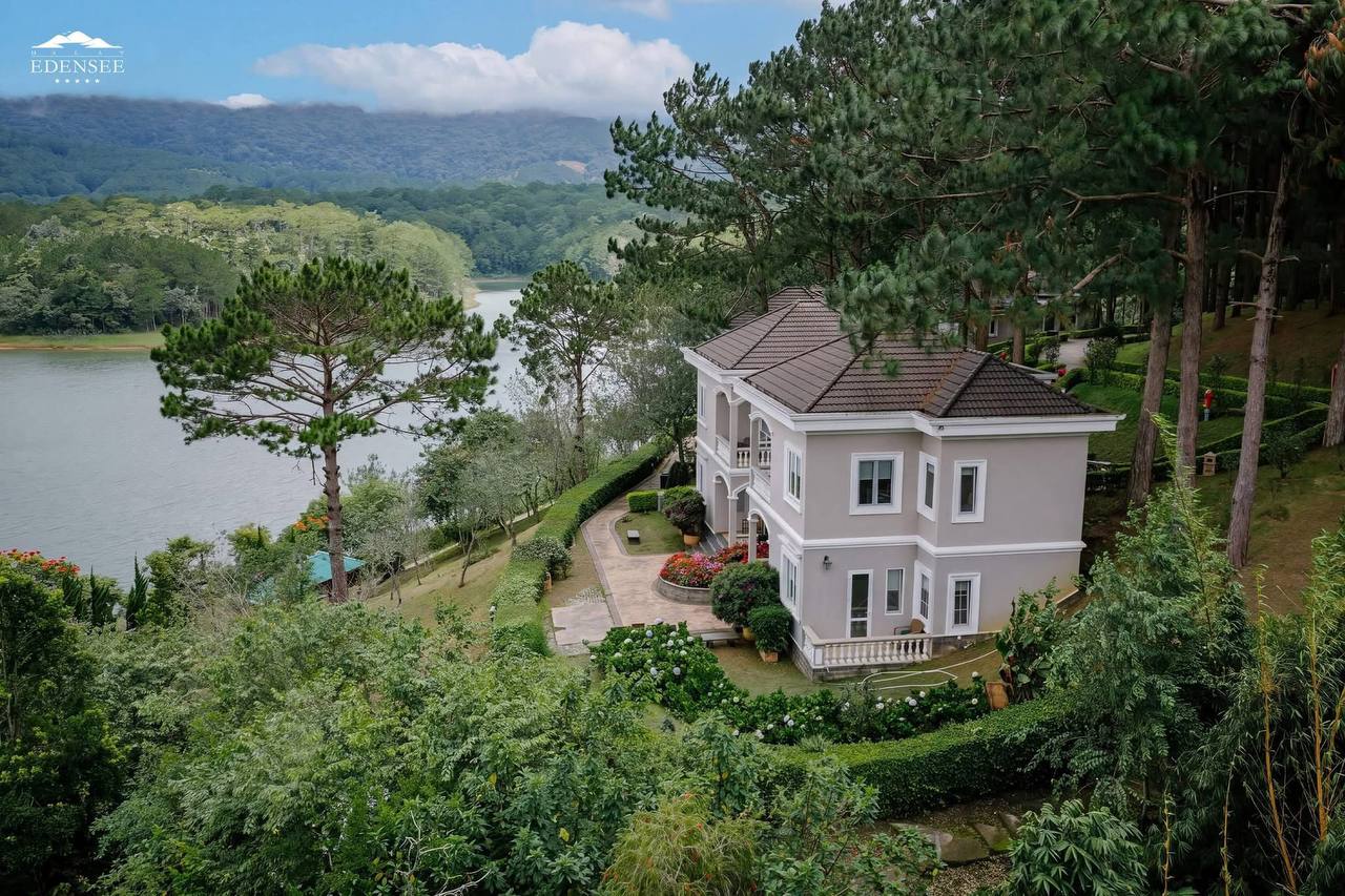 Реклама курорта Dalat Edensee, расположенного среди сосновых лесов у озера Туен Лам в…