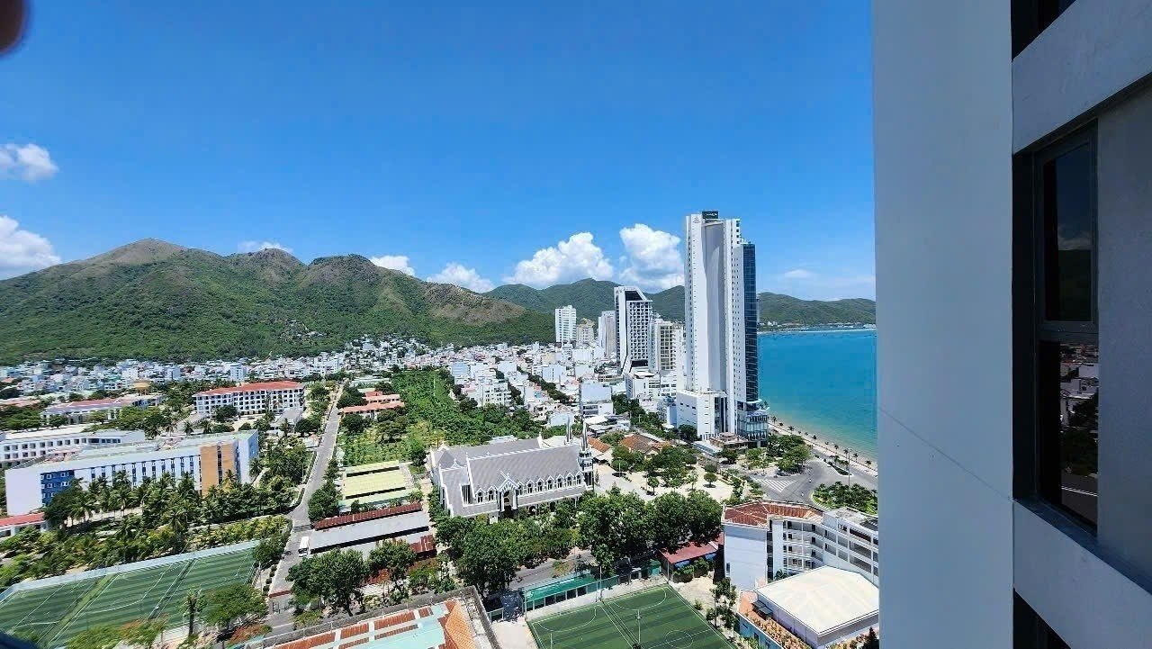 Просторная двухкомнатная квартира в ЖК Scenia Bay на 19 этаже с видом на море.