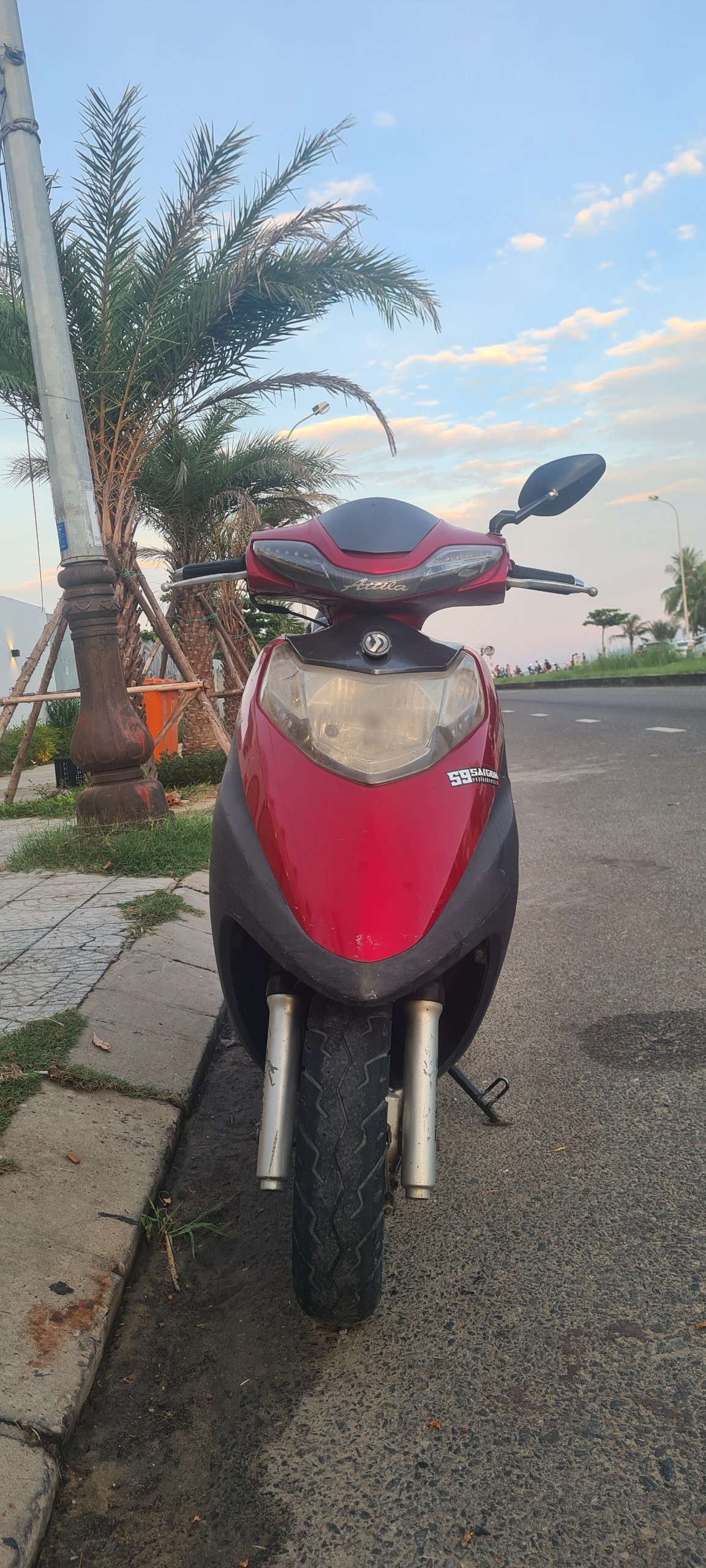 Фото 3: Продаётся скутер SYM Attila 125 cc в отличном состоянии: без трещин и