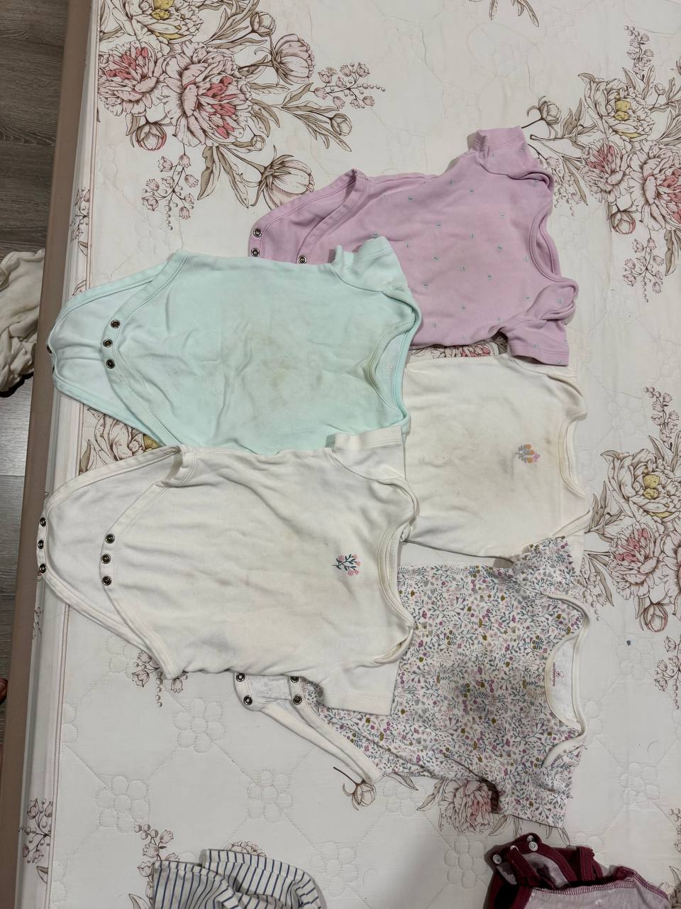 Фото 2: Продаются детские вещи: толстовки H&M, бодики, штанишки, носки