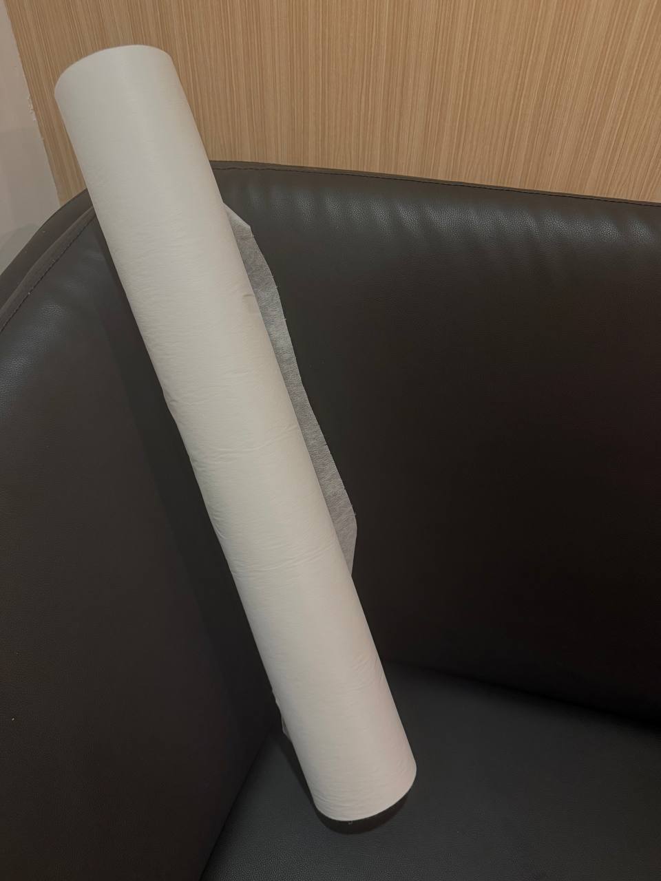 Продаётся рулон одноразовых простыней размером 70x190 см, в рулоне около 80 штук.