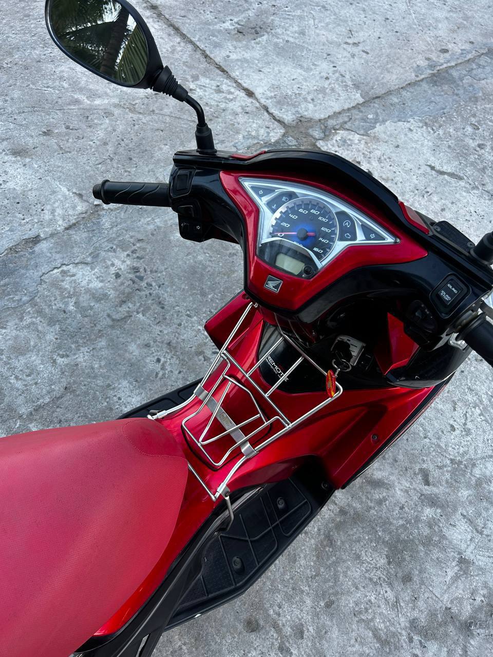 Фото 3: Продаётся Honda Air Blade 2014 года в красном цвете, пробег 19 000 км,