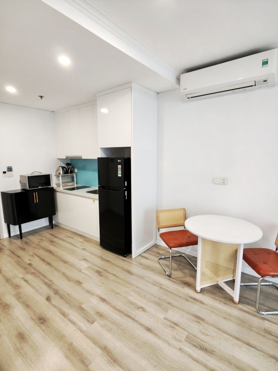 Фото 2: Сдаётся просторная светлая студия 44 м² в центре Нячанга с большим балконом и видом на…