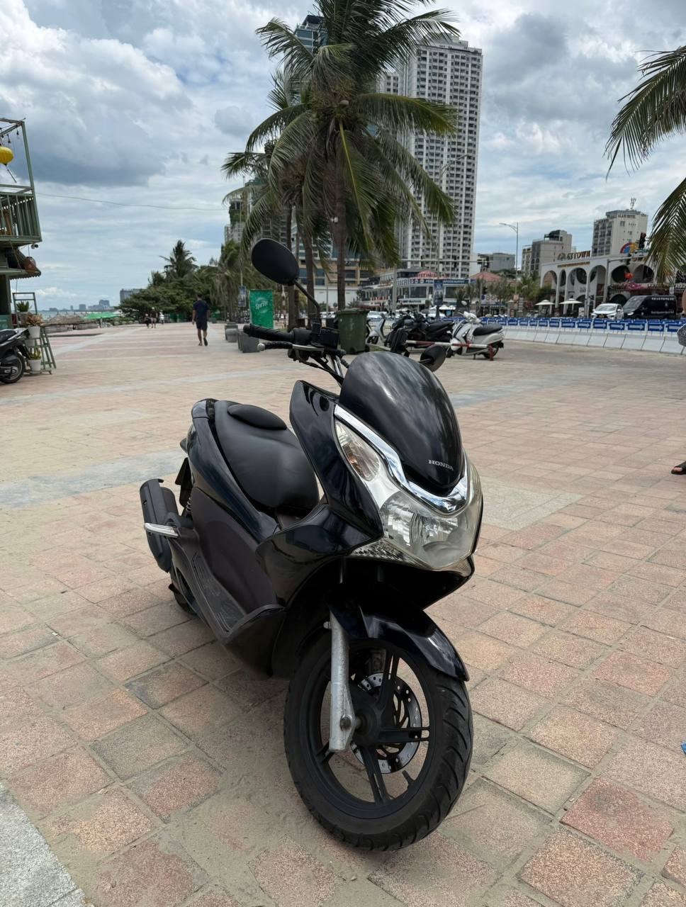 Фото 3: Продаётся ухоженный Honda PCX 125cc 2010 года в хорошем техническом состоянии.