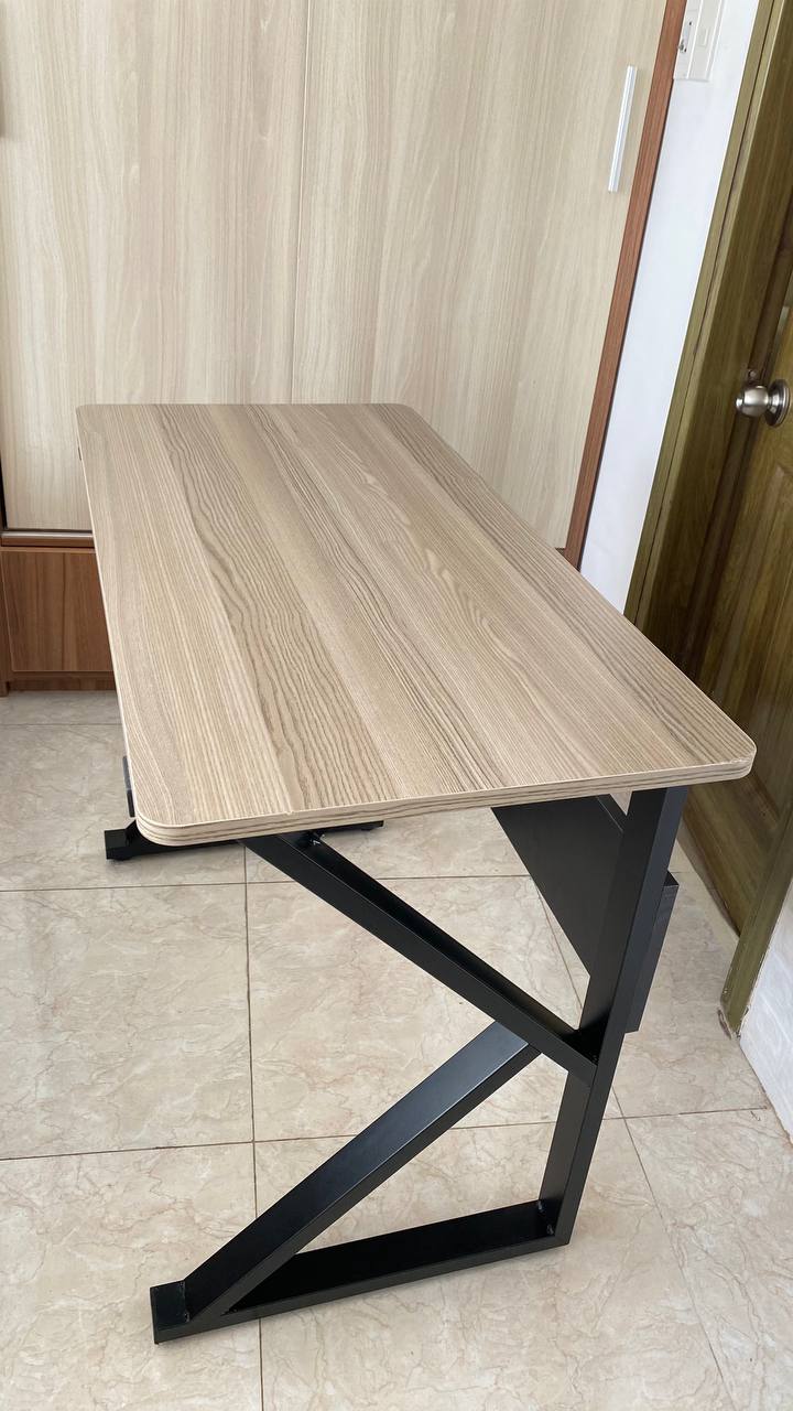 Продаётся стол размером 100x50 см, высота 75 см