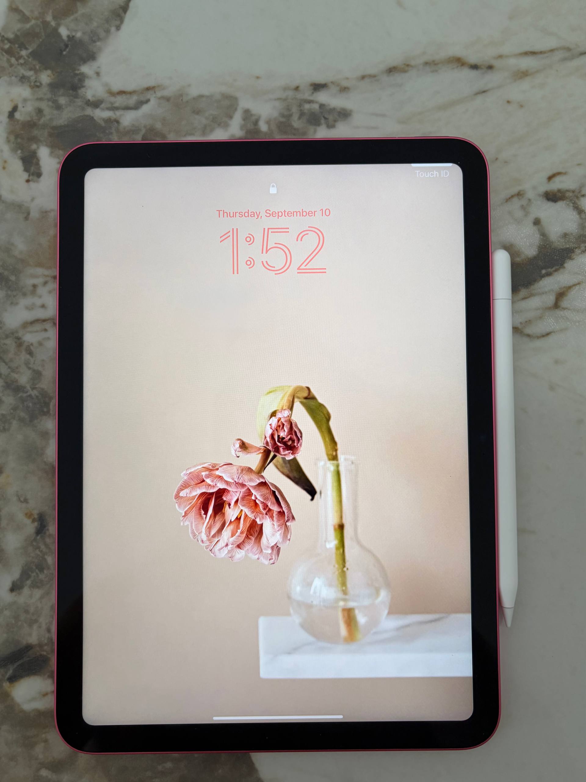 Фото 2: iPad 10-го поколения (2022), 64GB Wi-Fi, состояние идеальное, почти не использовался.