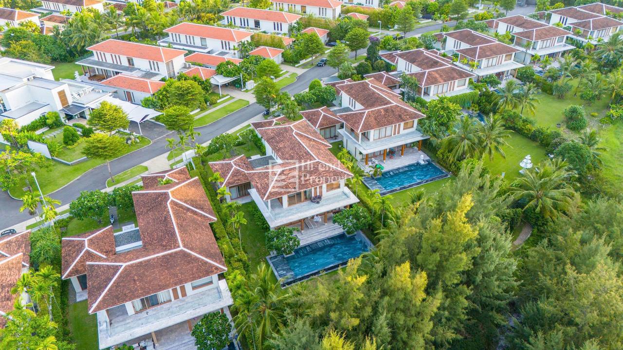 Фото 3: Сдается вилла 2 этажа, 3 спальни, 4 санузла, площадь 750 м², по…
