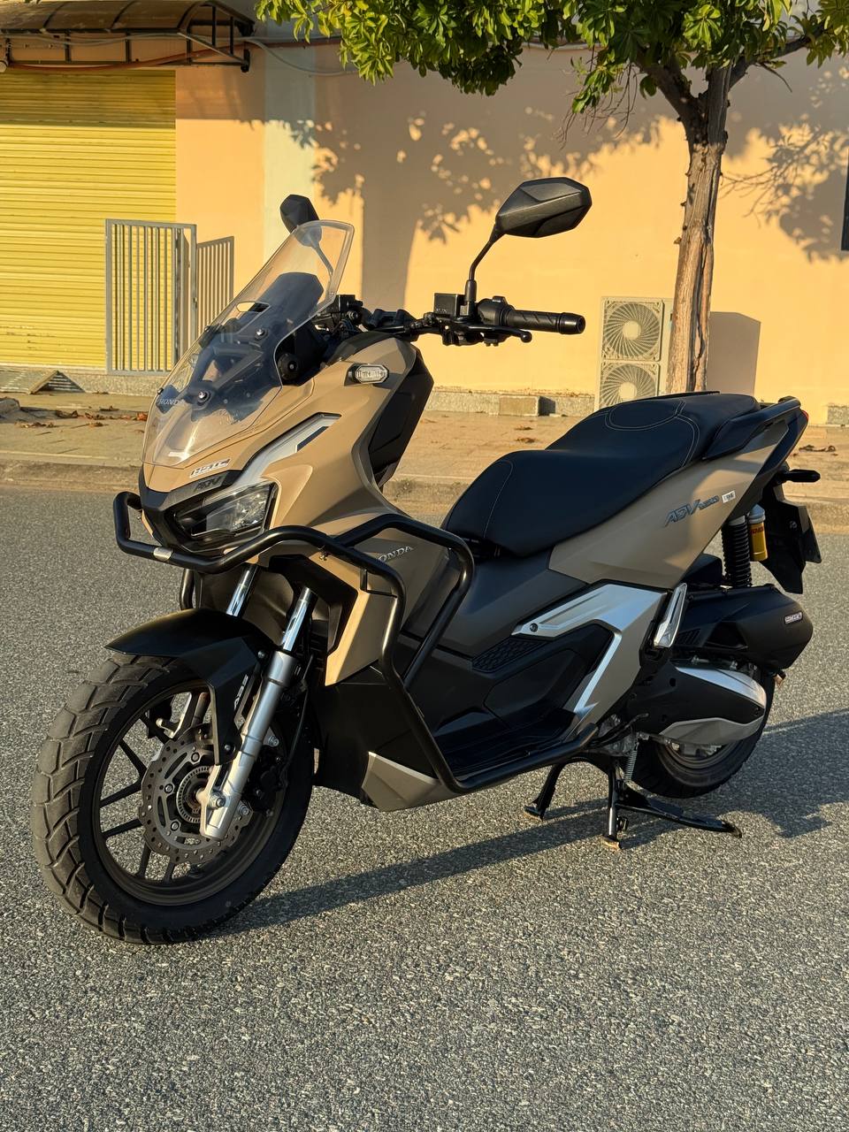Продаётся Honda ADV 160cc 2025 года с ABS, Traction Control и Smart key.