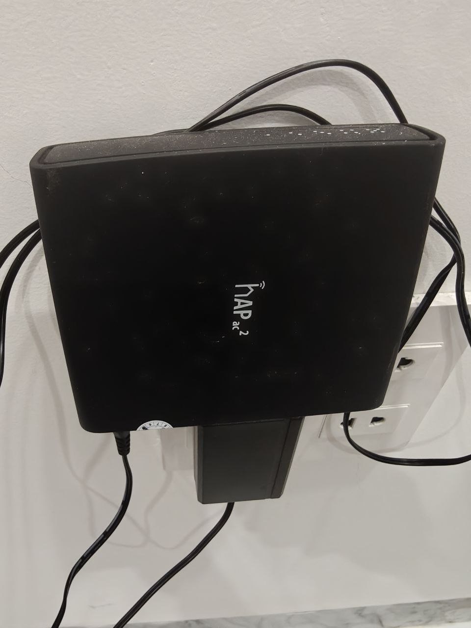 Продаётся роутер Mikrotik hap ac2 в рабочем состоянии, с блоком питания.
