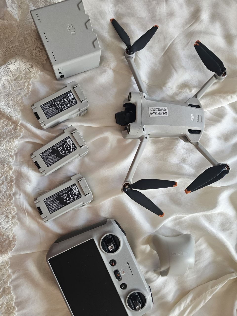 Продаётся полный комплект дрона DJI Mini 3 Pro Fly More Kit с увеличенными батареями.