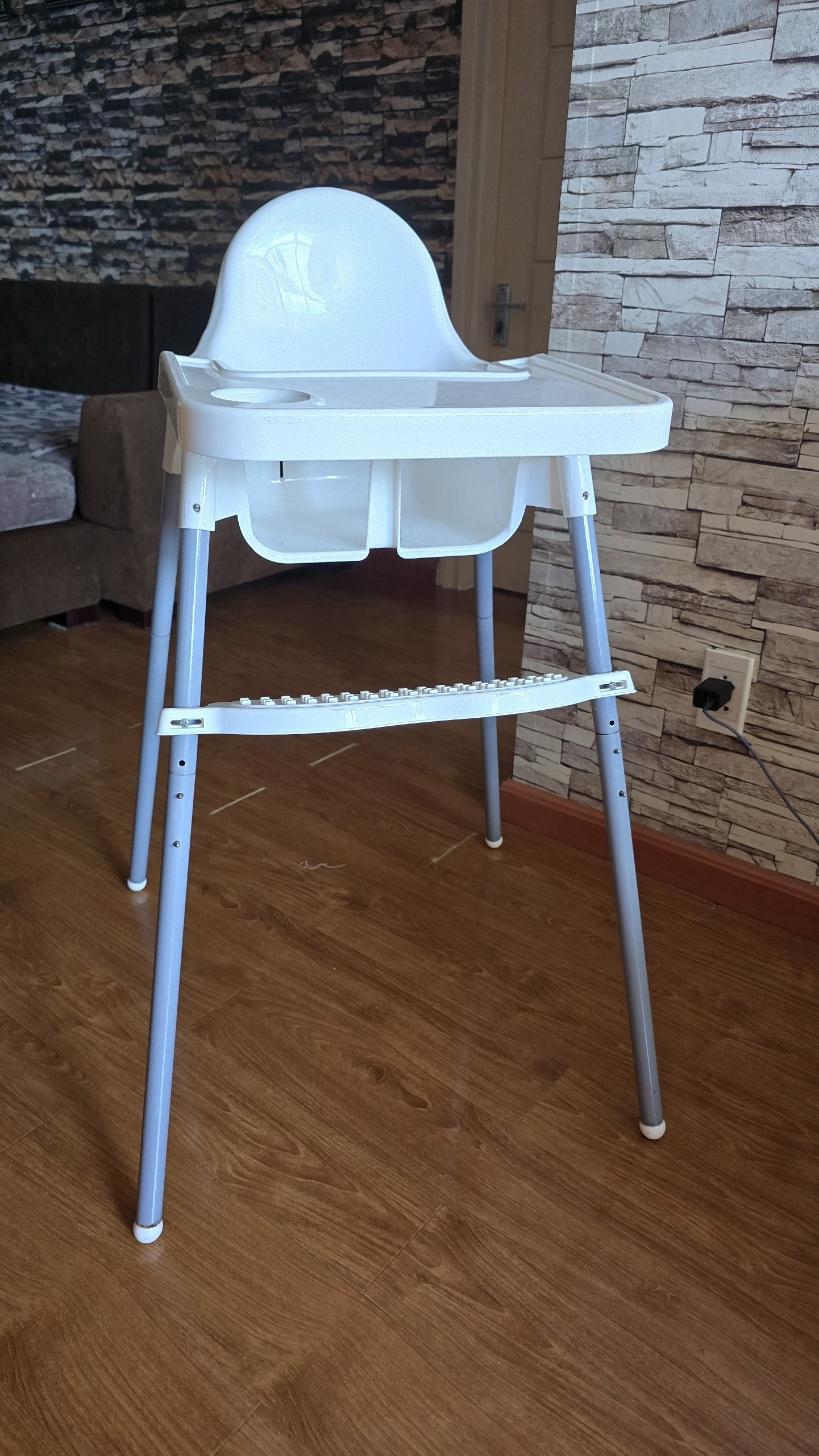 Продаются стульчик для кормления (200k VND) и эргорюкзак Ergobaby Original (500k VND).