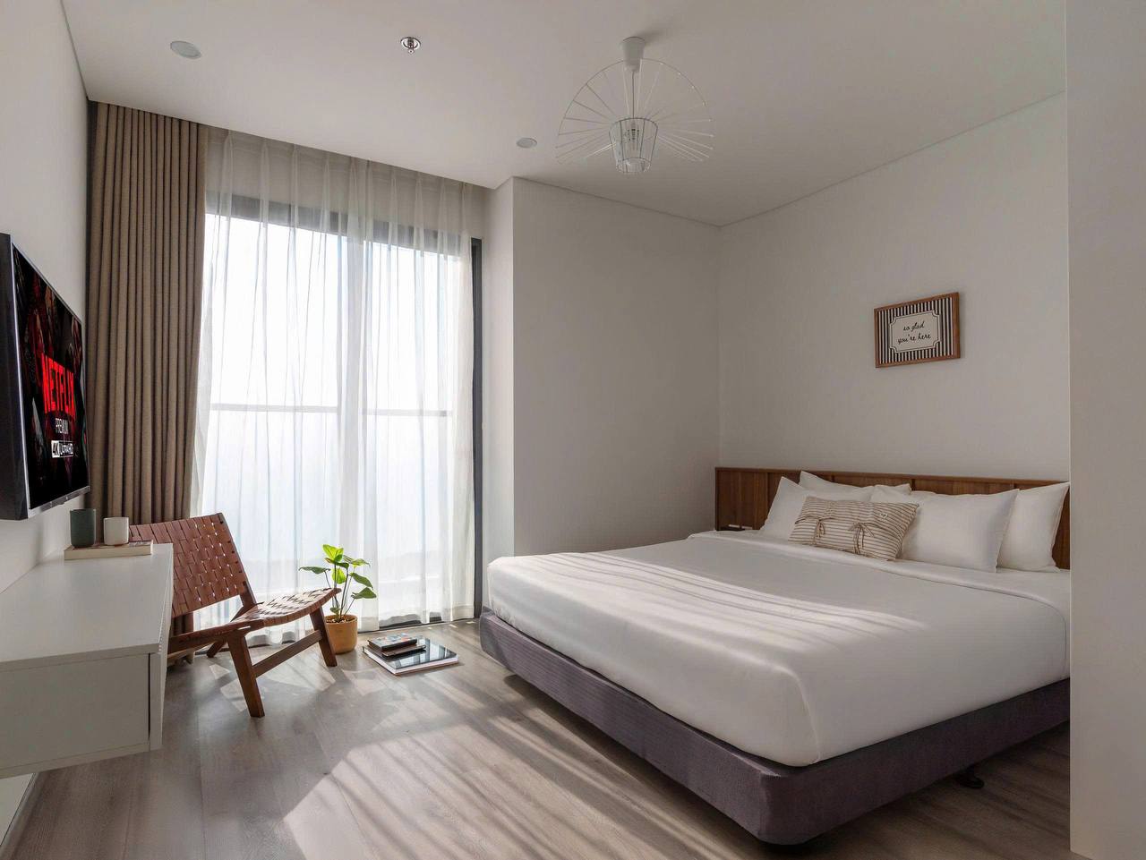 Сдаётся двухкомнатная квартира в Marina Suite с видом на море и город, высокий этаж.