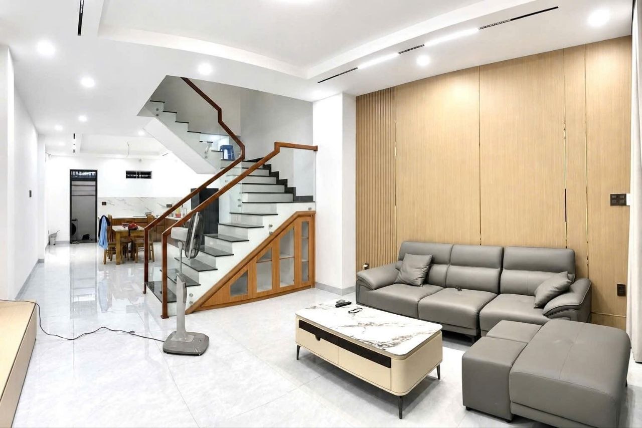 Фото 2: Просторный дом в районе Ми Гиа, площадь 270 м², 4 спальни, 5 ванных комнат.