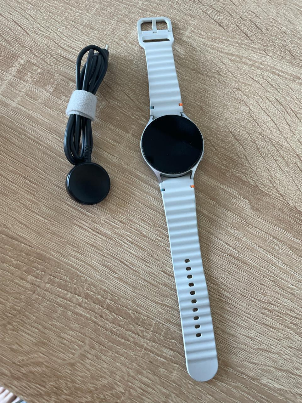 Продаются часы Samsung Galaxy Watch 7 44mm в хорошем состоянии, стекло