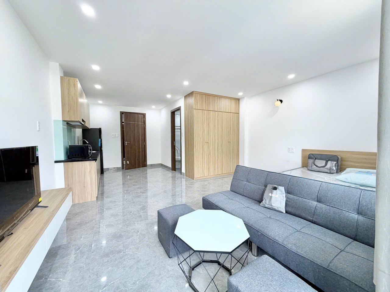 Просторная студия 45 м² с балконом, полностью меблирована, на 2-м этаже с лифтом.