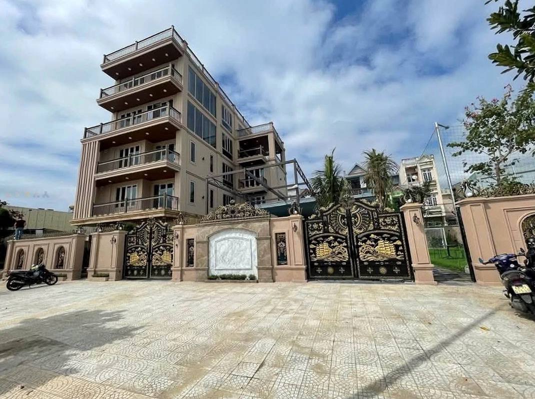 Вилла 5 этажей, 8 спален, 9 ванных комнат, площадь 700 м²