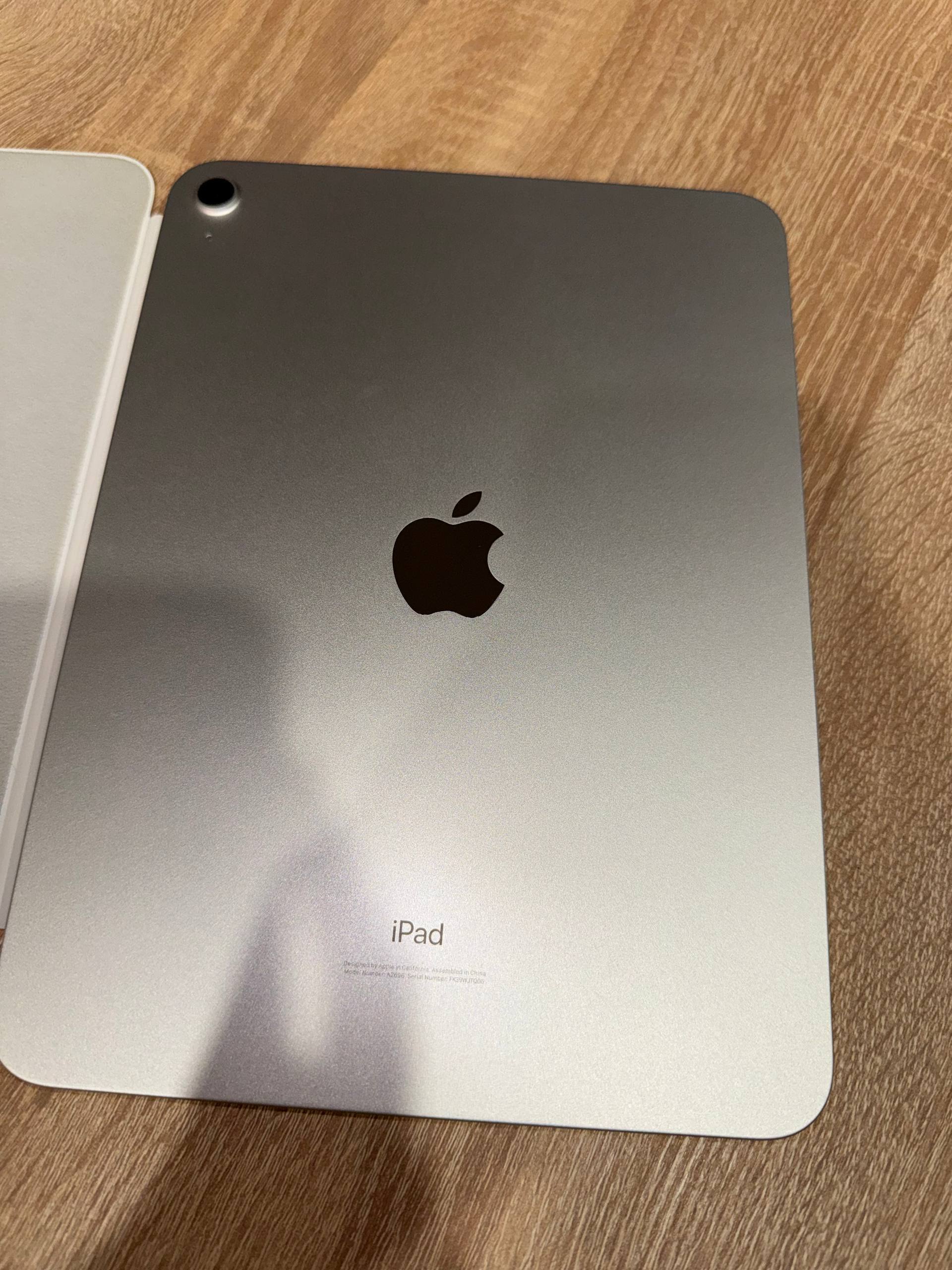 Продаётся iPad 10 (серебристый) в отличном состоянии