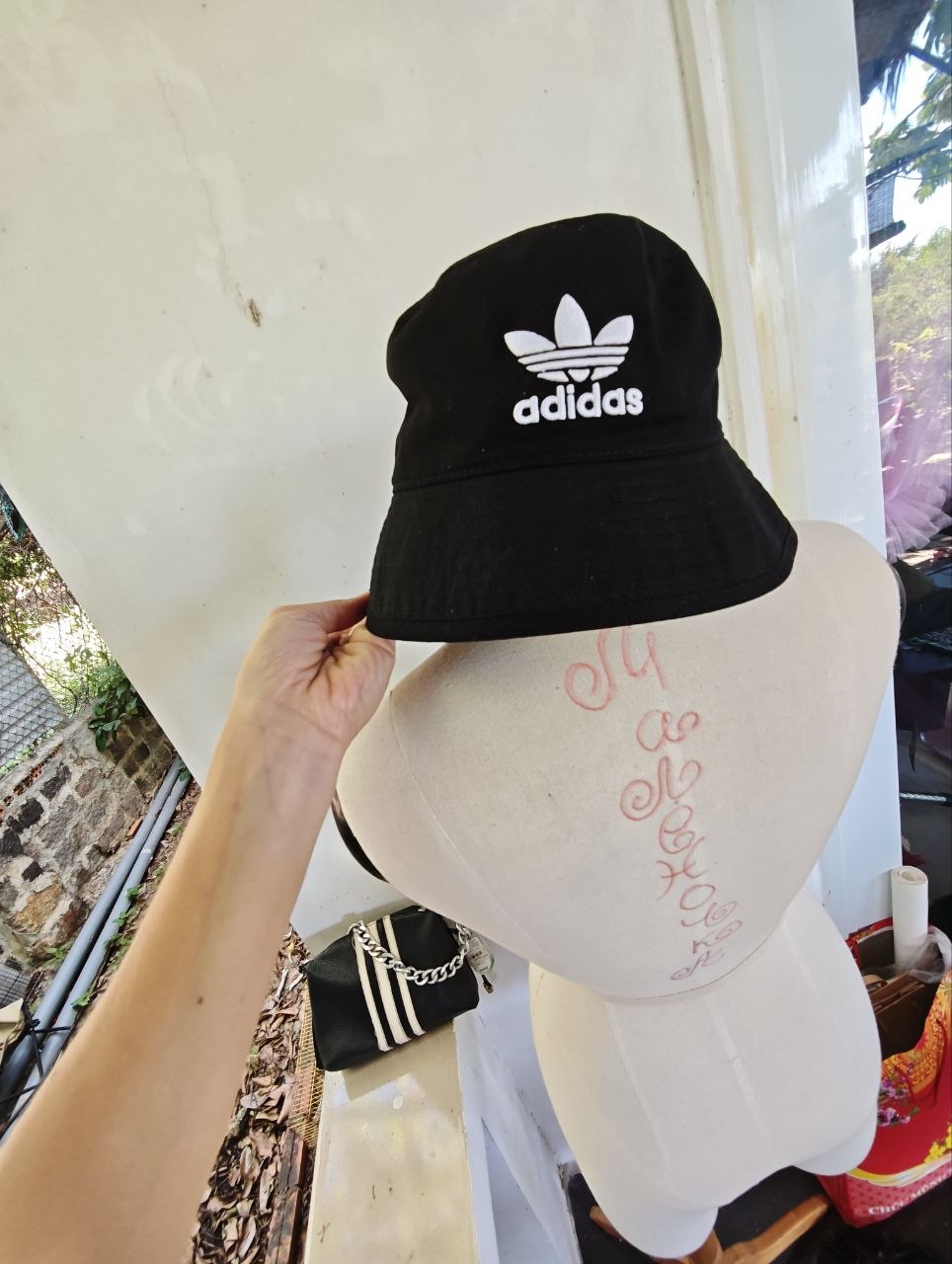 Продаются различные вещи: панама Adidas, вьетнамские шляпы, майка DANCE, зеркальные…