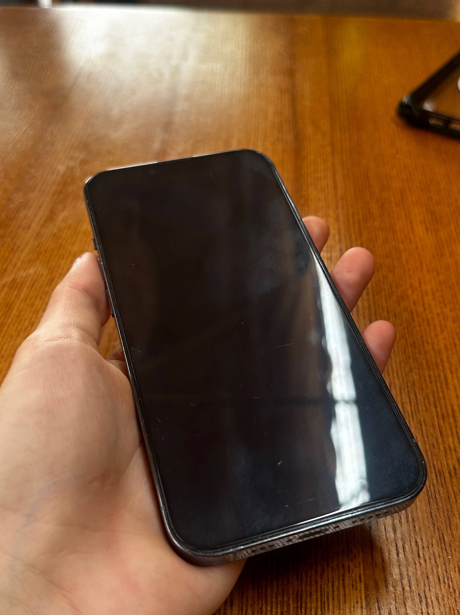 Фото 3: iPhone 13 Pro на 256 ГБ, аккумулятор 72%, в отличном состоянии, всё работает.